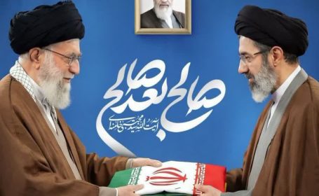 علم از دست علمدار نیوفتد هرگز